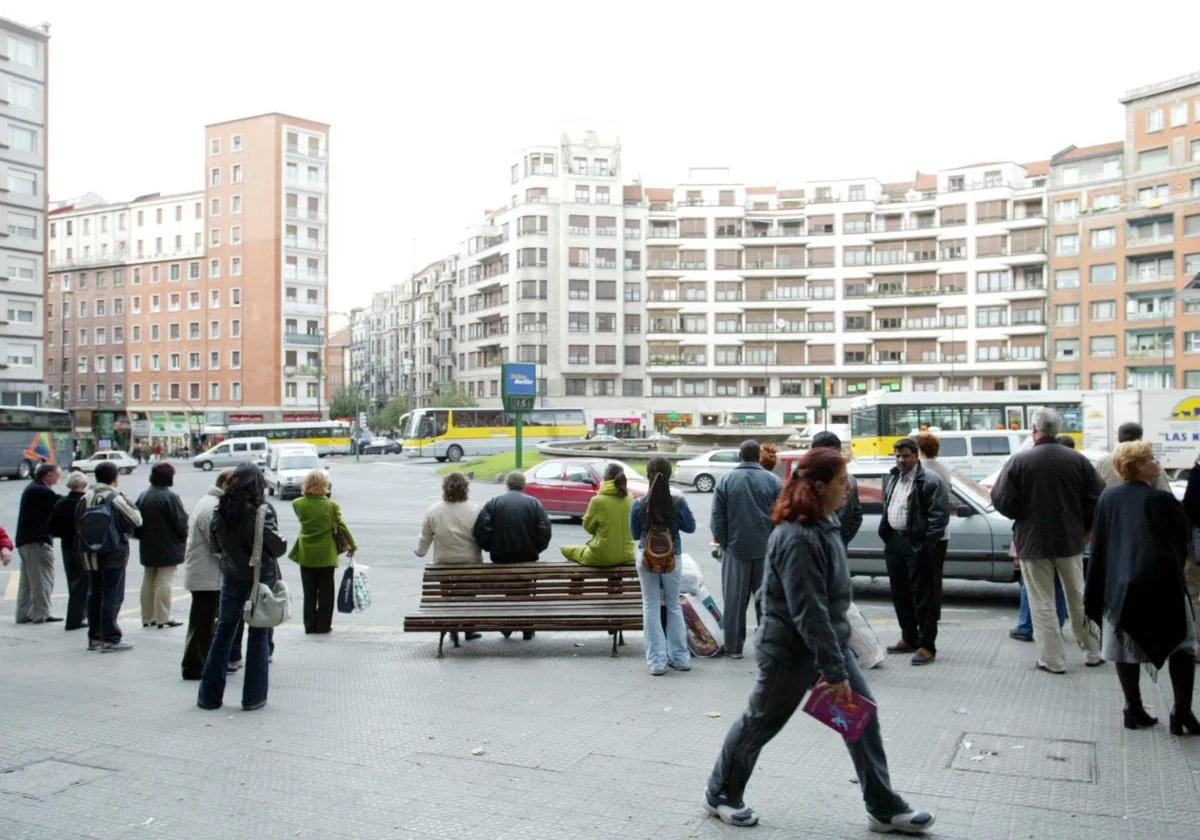Pasajeros esperan al autobús en la plaza Zabalburu.