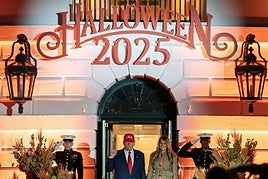 Trump y su esposa dan la bienvenida a su fiesta de Halloween.