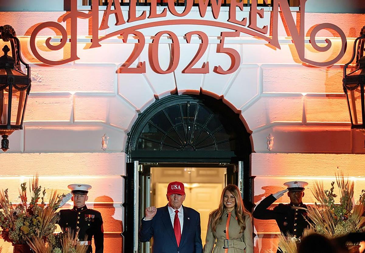 Trump y su esposa dan la bienvenida a su fiesta de Halloween.