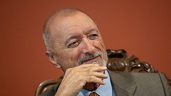 Arturo Pérez-Reverte estalla contra la regulación de la palabra cáncer