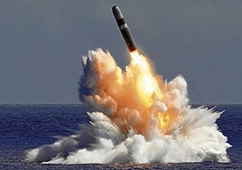Un submarino de EE UU dispara un misil capaz de transportar ojivas nucleares en aguas de Florida.