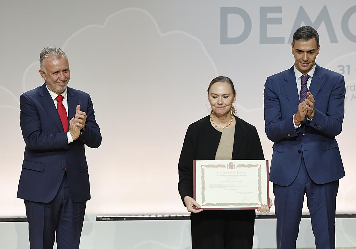 Pedro Sánchez y el ministro Ángel Víctor Torres aplauden a Laura García Lorca, que recogió un reconocimiento en nombre de su tío.
