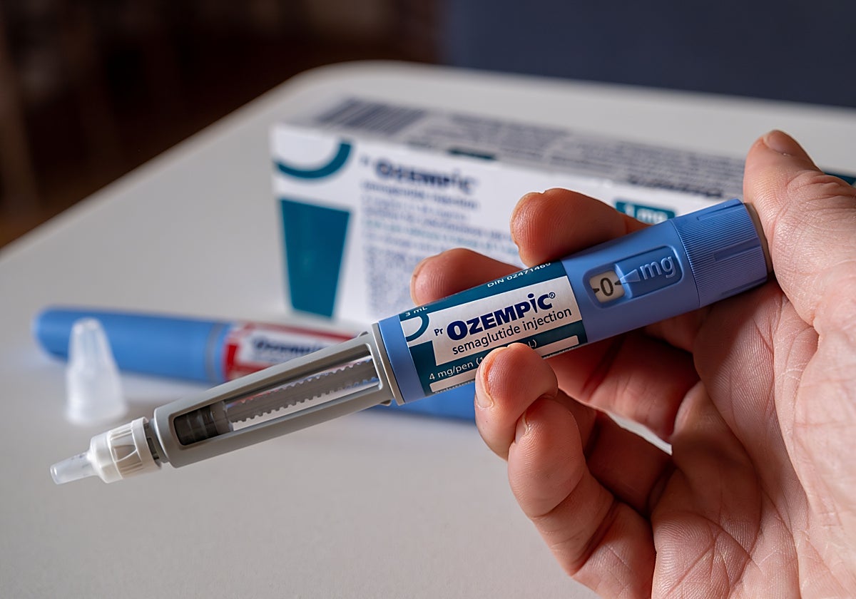 A man holding an Ozempic dispenser.