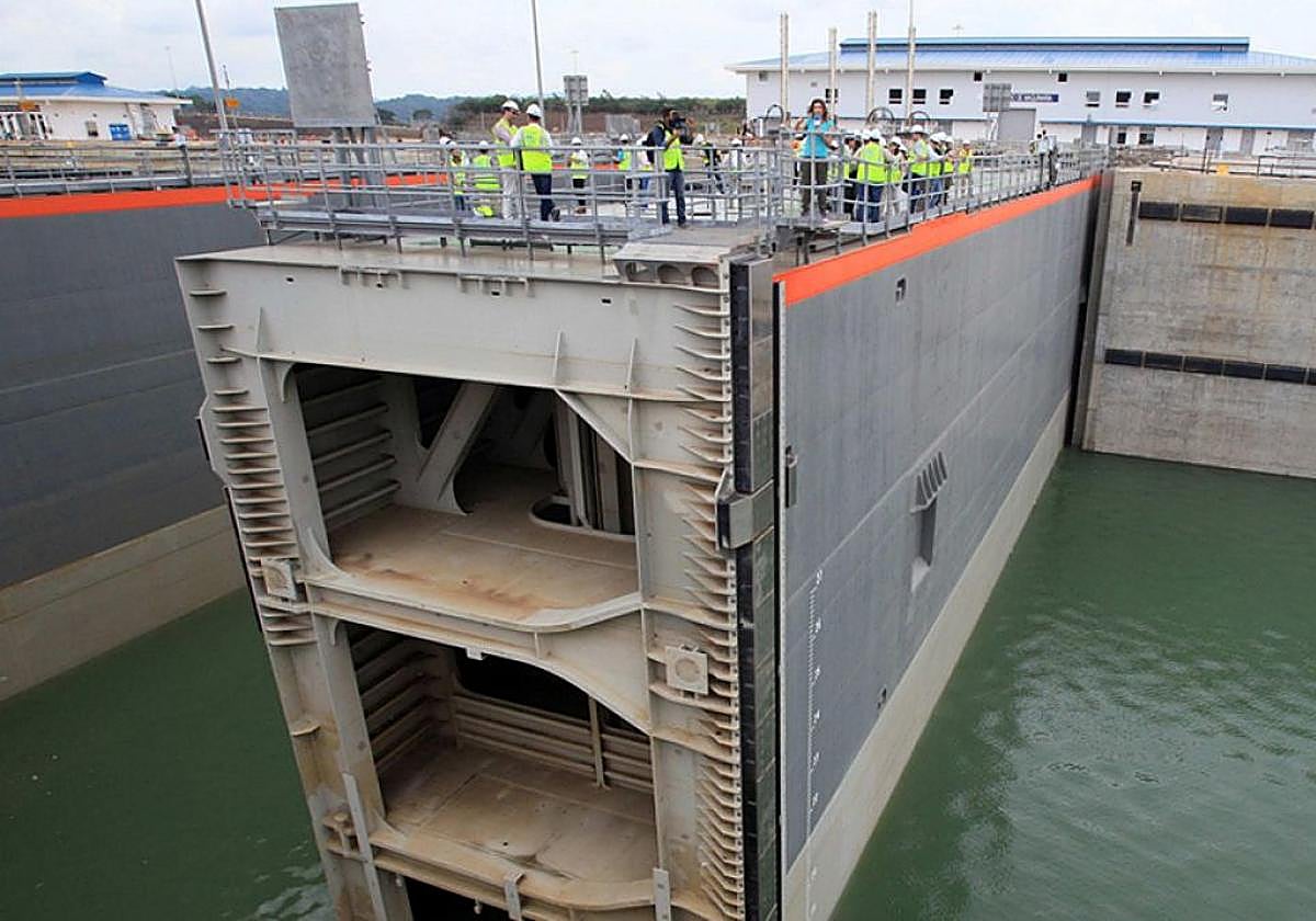 Técnicos de Sacyr y del consorcio GUPC trabajando en 2015 en el tercer juego de exclusas del Canal de Panamá.