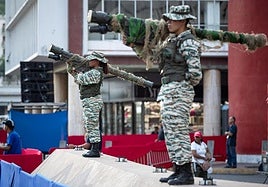 Miembros del ejército venezolano vigilan una manifestación celebrada el jueves en Caracas contra las amenazas militares de Trump.