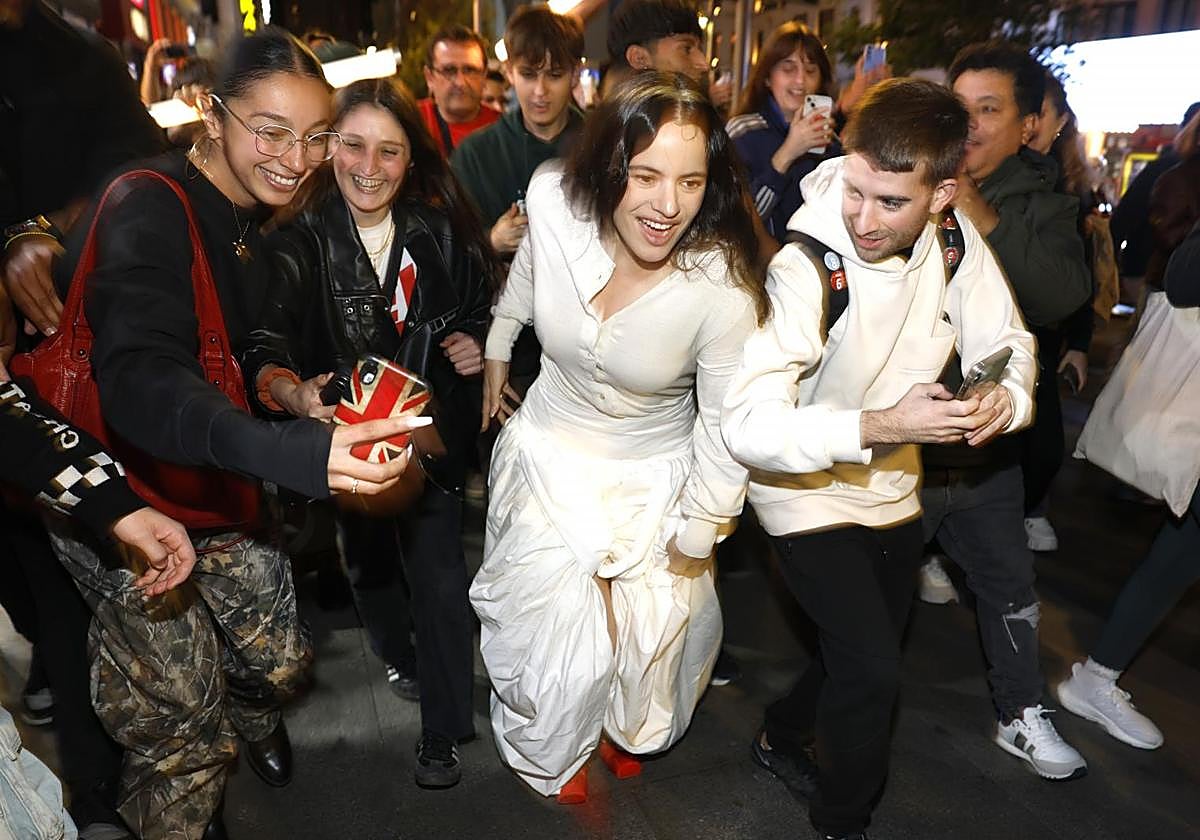 Aparición sorpresa de Rosalía para presentar su cuarto álbum en Madrid