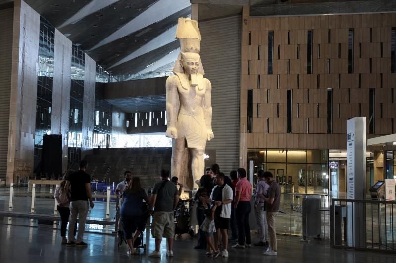 Una estatua del rey Ramsés II se alza en la sala principal del Gran Museo Egipcio.
