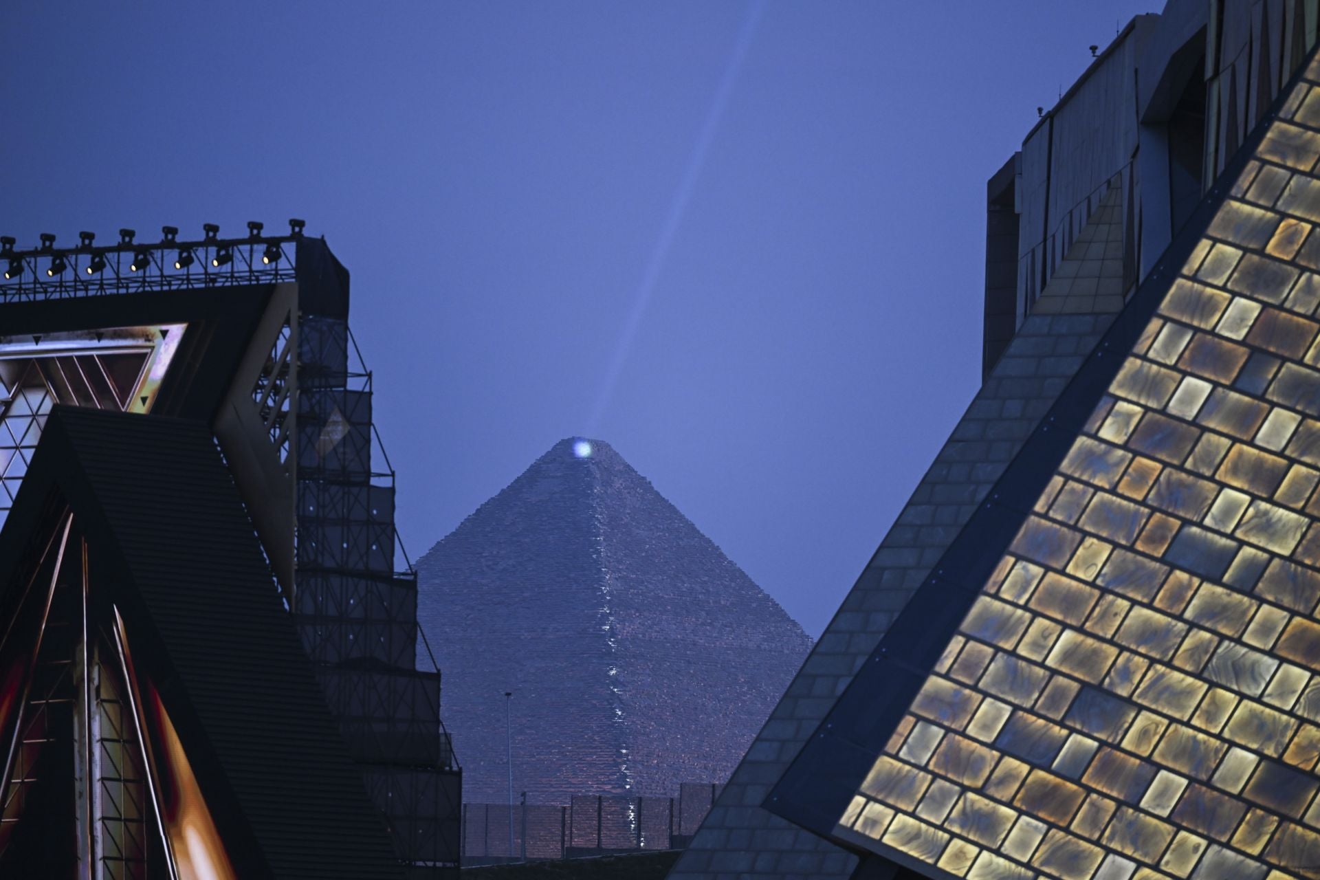 La Gran Pirámide de Guiza vista desde el Museo de Egipto.