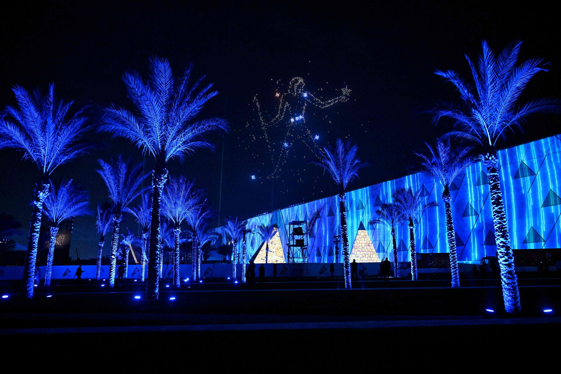 Drones iluminan el cielo en la noche de la ceremonia.
