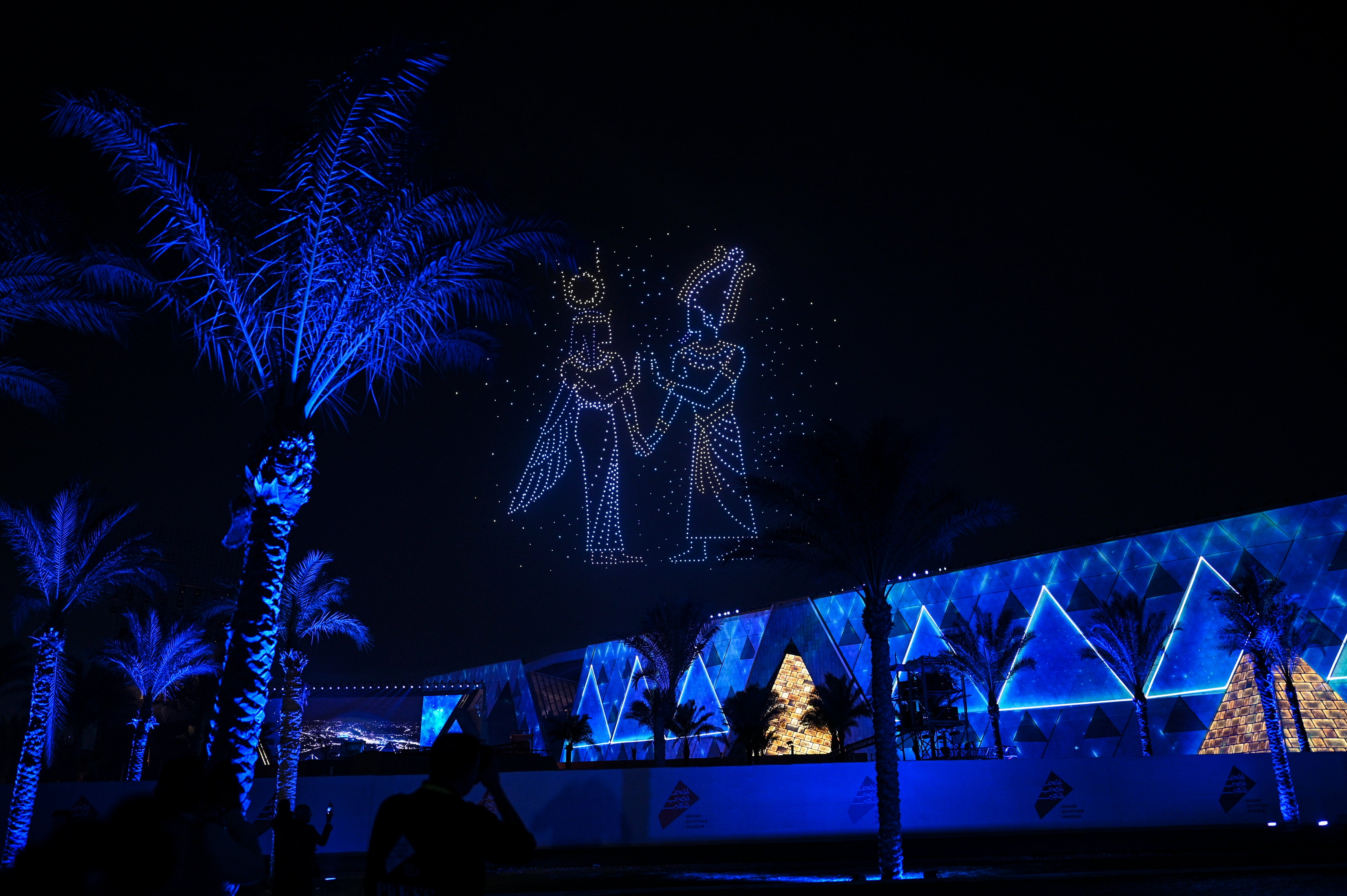 Una imagen creada por drones ilumina el cielo sobre el Gran Museo Egipcio.