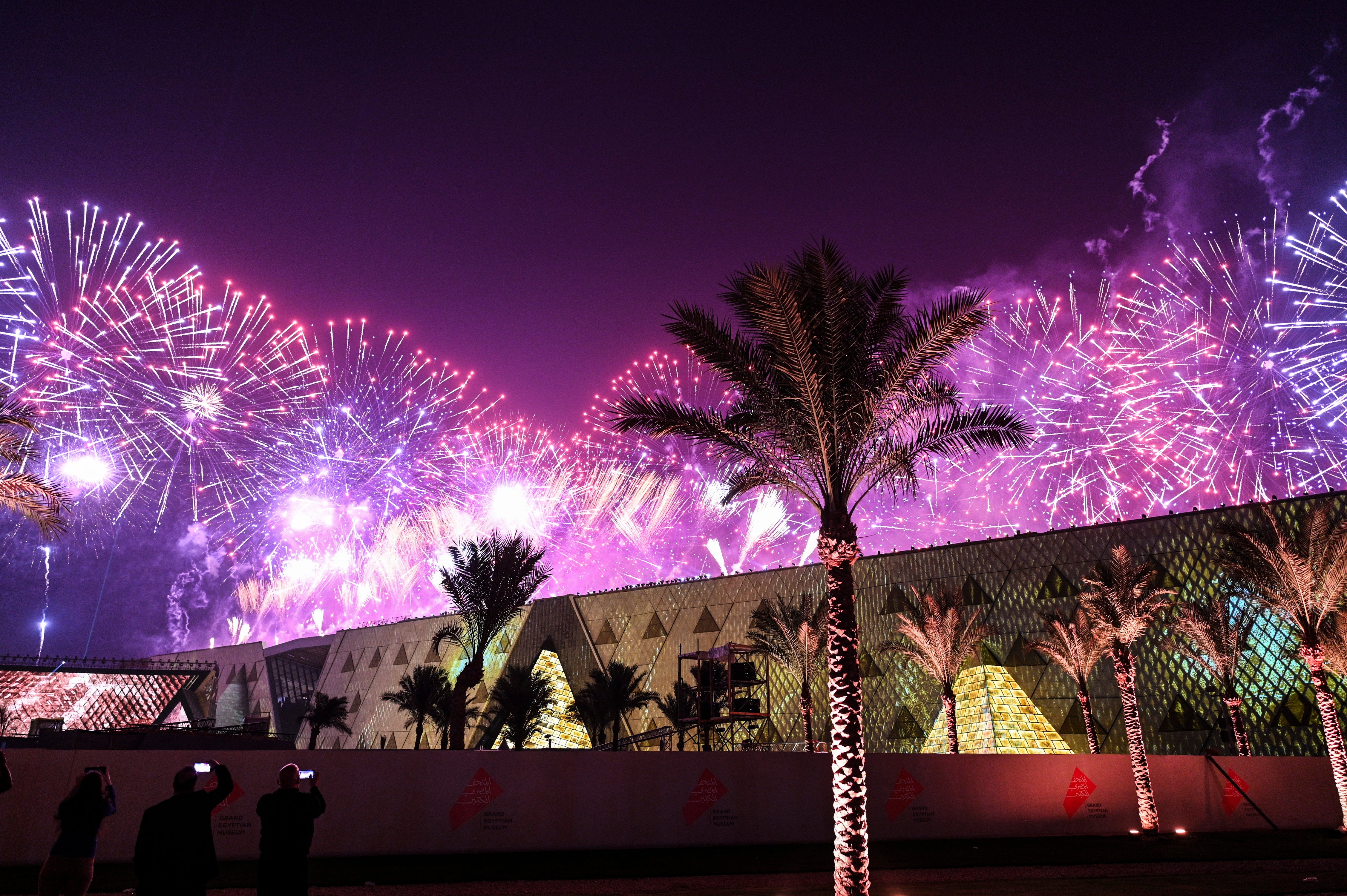 Fuegos artificiales iluminan el cielo sobre el Gran Museo Egipcio durante la ceremonia de inauguración en Guiza.