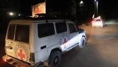Una ambulancia de la Cruz Roja traslada el cuerpo de un rehén de Gaza a Tel Aviv.