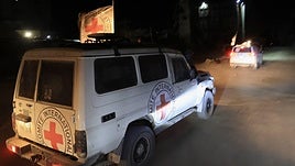 Una ambulancia de la Cruz Roja traslada el cuerpo de un rehén de Gaza a Tel Aviv.
