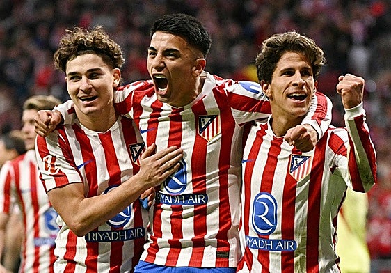 Julián Álvarez y Giuliano celebran junto a Thiago Almada el segundo gol del Atlético.