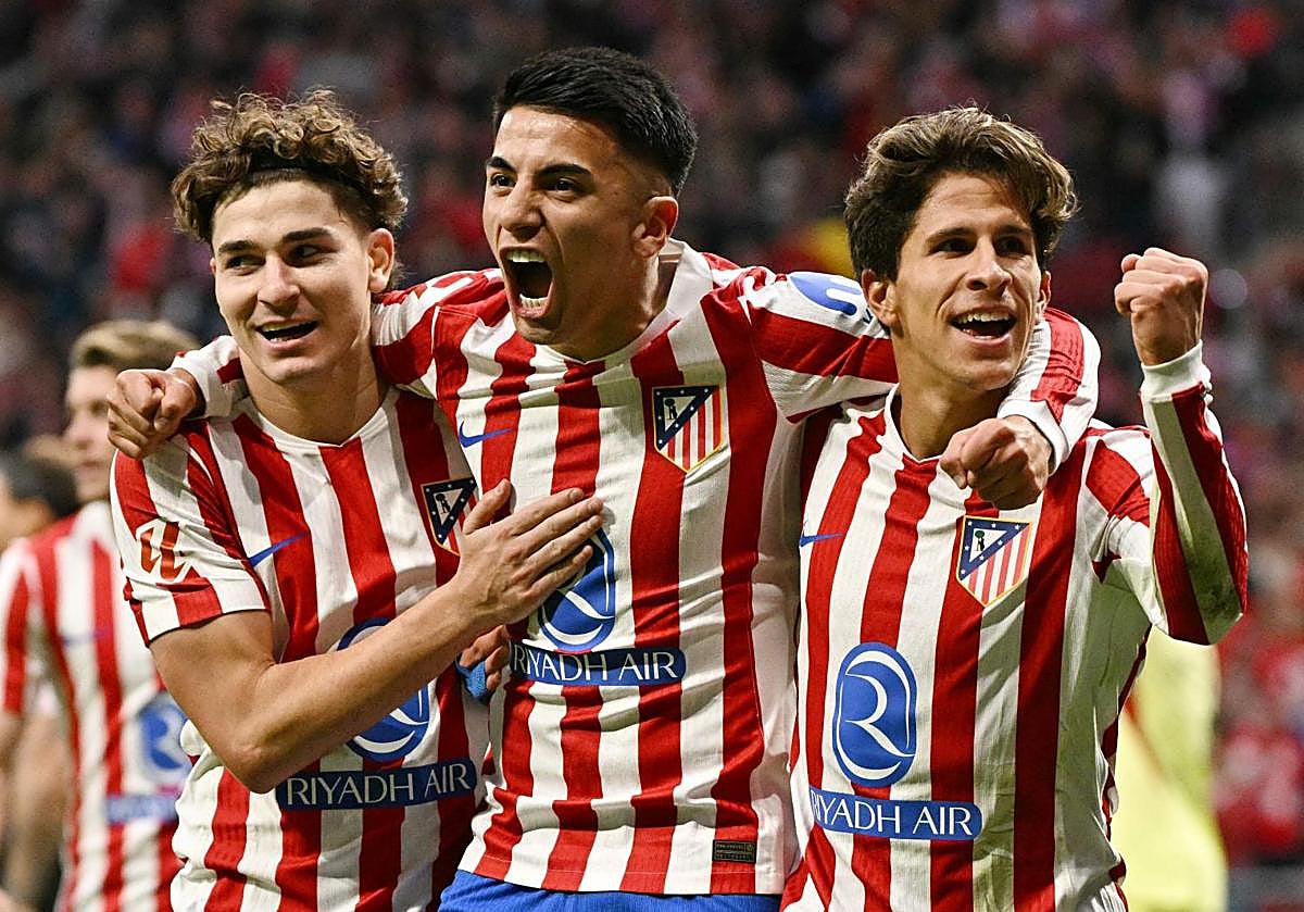 Julián Álvarez y Giuliano celebran junto a Thiago Almada el segundo gol del Atlético.