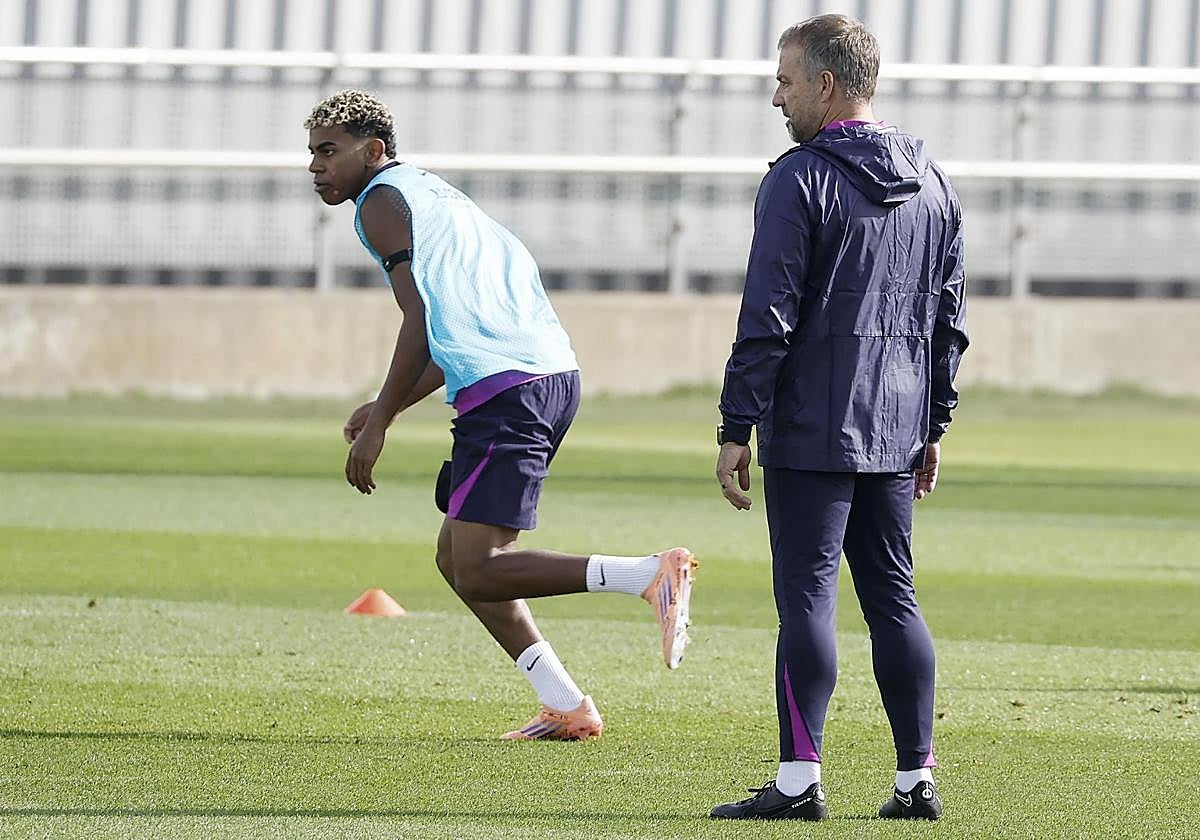 Lamine Yamal prepara el duelo con el Elche bajo la mirada de Hansi Flick.