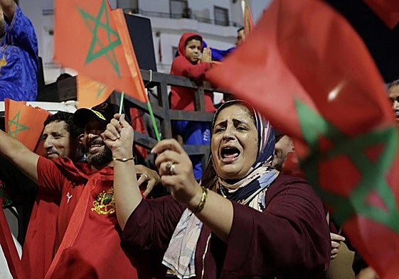 Un grupo de marroquíes celebra la decisión del Consejo de Seguridad.