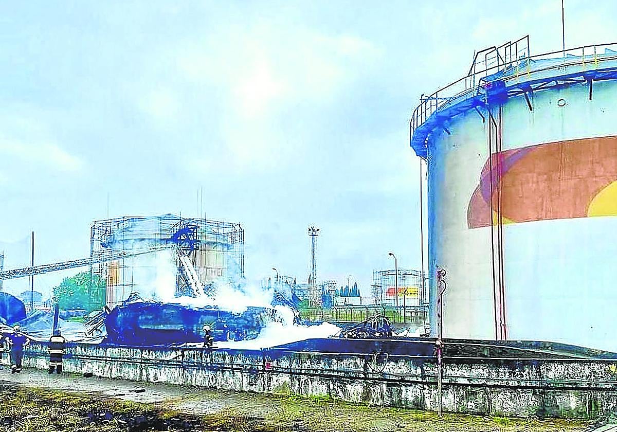 Una dotación de bomberos rusos trabaja en la extinción del incendio en una refinería de Sochi atacada con drones ucranianos.