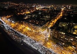 Un dron muestra la marea humana que ha salido a las calles de la ciudad serbia de Novi Sad al cumplirse un año de la tragedia en la estación de tren.