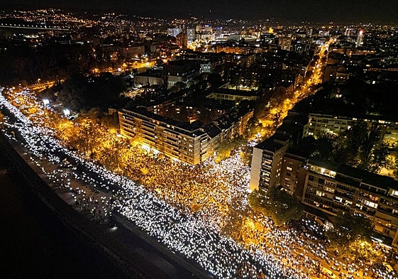 Un dron muestra la marea humana que ha salido a las calles de la ciudad serbia de Novi Sad al cumplirse un año de la tragedia en la estación de tren.