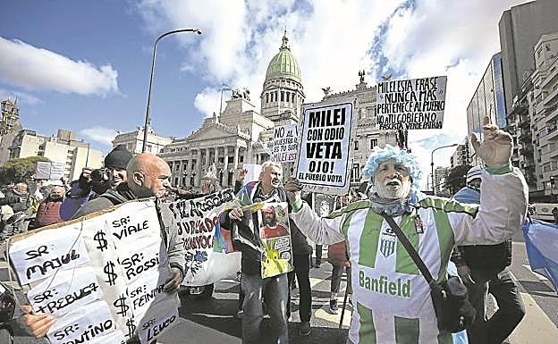 Unos 16 millones de argentinos viven del Estado.