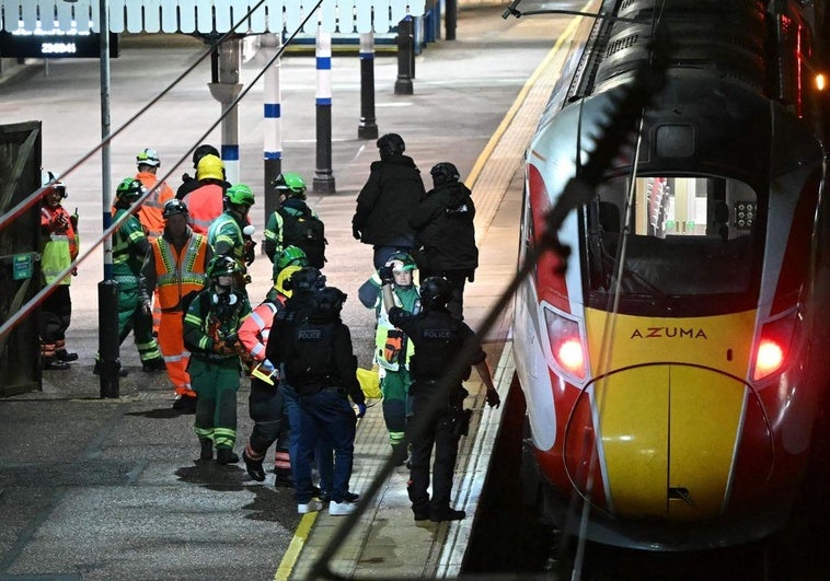 Pánico en el tren a Londres: un ataque con cuchillos deja diez pasajeros heridos, nueve en estado crítico