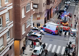 Despliegue de bomberos, ambulancia y Policía Local en la calle Alegría, en Ceares, donde se declaró el incendio en un primer piso.