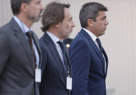 Mazón, con dos de sus colaboradores en Presidencia.