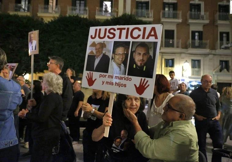 Varios ciudadanos concentrados en las inmediaciones del Palau.