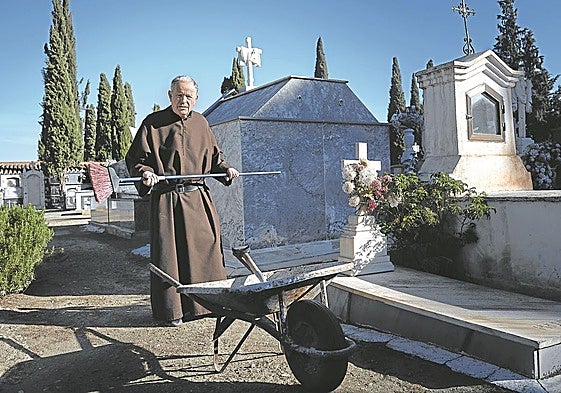 Fray Hermenegildo, superior de los hermanos fossores, la única congregación que cuida de los camposantos y de la que solo quedan cinco miembros.