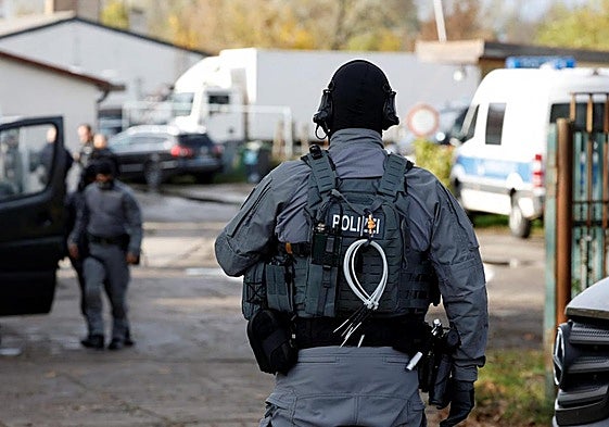 Agentes de la Policía alemana durante un operativo en Berlín.