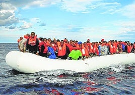 Migrantes varados en una balsa frente a las costas de Libia.