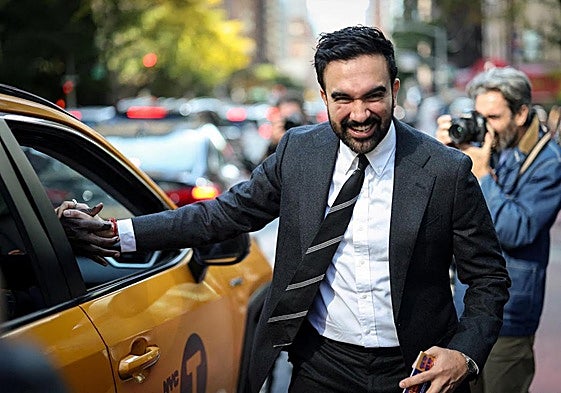 Zohran Mamdani estrecha la mano de un taxista durante un acto de campaña por el centro de Manhattan.