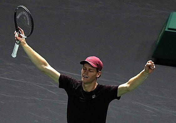 Jannik Sinner celebra su victoria en el Masters 1000 de París.