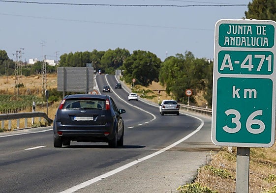 Tráfico rodado en una carretera convencional en la provincia de Sevilla.