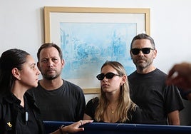 Famliares de la exfiscal militar israelí detenida.