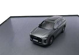 Conocemos en primicia el buque insignia de la marca española que llega con una mecánica híbrida enchufable con 140 kilómetros de autonomía y siete plazas en su interior