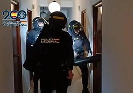 Imagen de archivo de la Policía Nacional, que liberó a la víctima cuando llevaba tres días de cautiverio en un piso de Málaga
