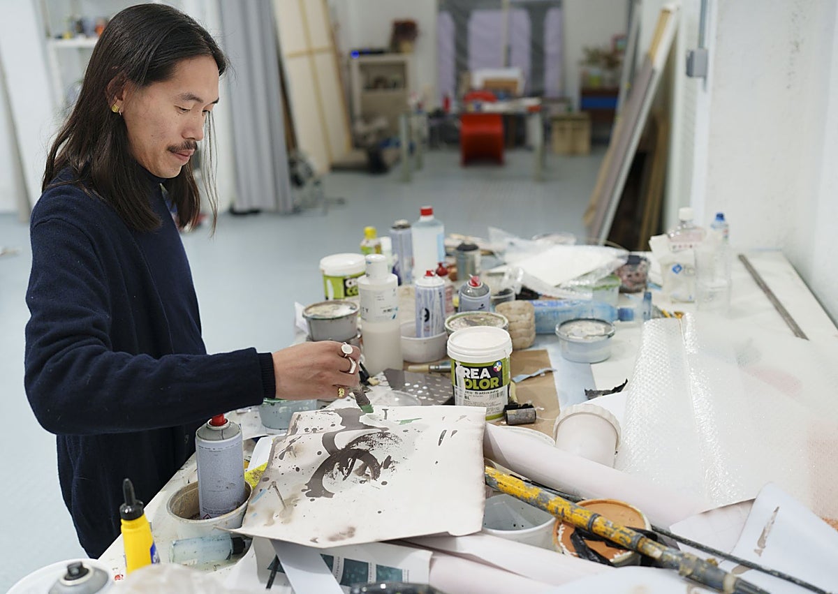 Imagen secundaria 1 - El artista An Wei, en su estudio de Madrid.