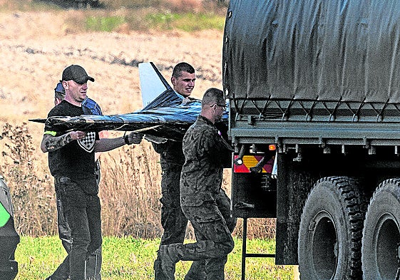 Soldados polacos retiran un dron supuestamente ruso.