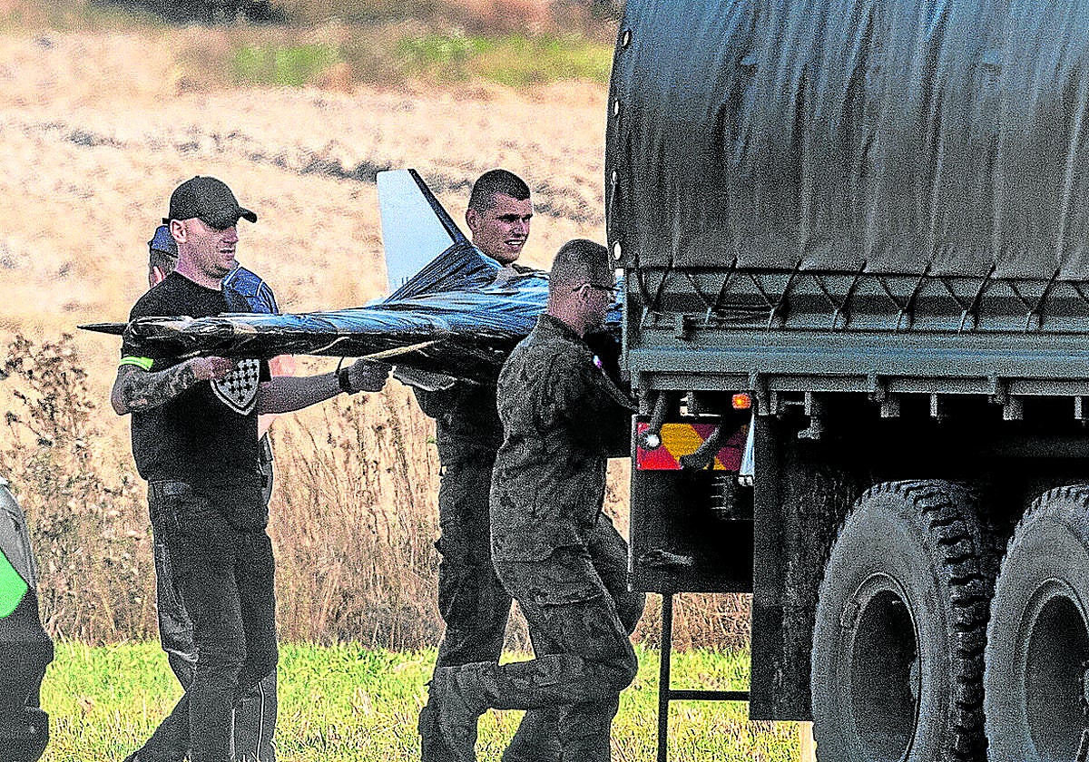 Soldados polacos retiran un dron supuestamente ruso.