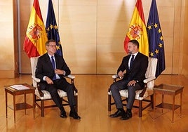 Feijóo y Abascal se saludan en el Congreso.