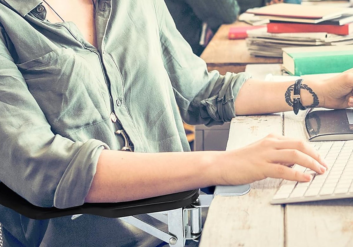 Evita molestias y dolores en el escritorio con estos prácticos reposabrazos