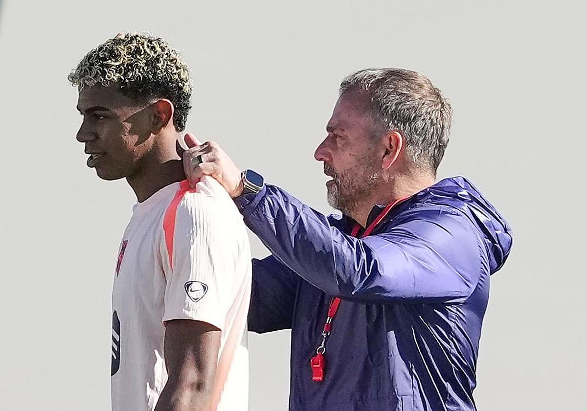 Lamine Yamal and Hansi Flick during a Barcelona training session.