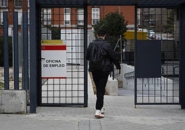 Una persona desempleada entrando en una oficina de empleo.