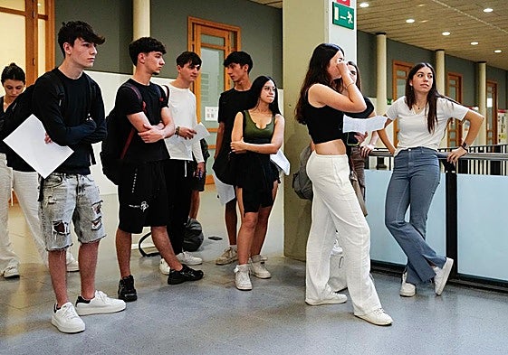 Jóvenes catalanes en las pruebas de selectividad.