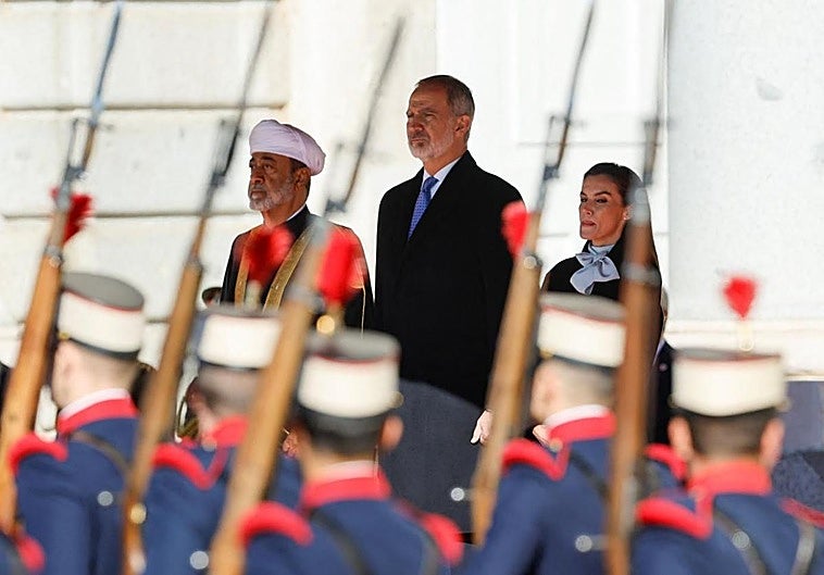 Los Reyes presiden el recibimiento al sultán de Omán en el Palacio Real de Madrid.