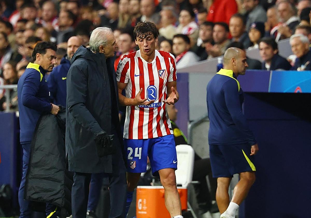 Robin Le Normand se retira, lesionado, acompañado del doctor Óscar Celada, en el partido del Atlético ante el Union Saint-Gilloise.