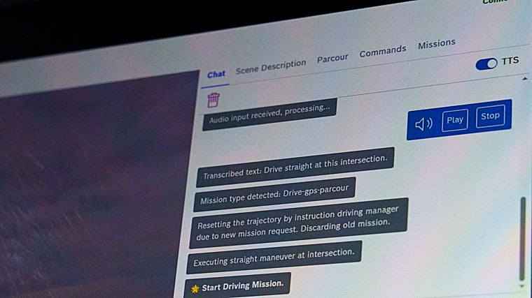 Los mensajes de la IA en la pantalla del ID. Buzz. El mensaje dice «ejecutando cruce de intersección»