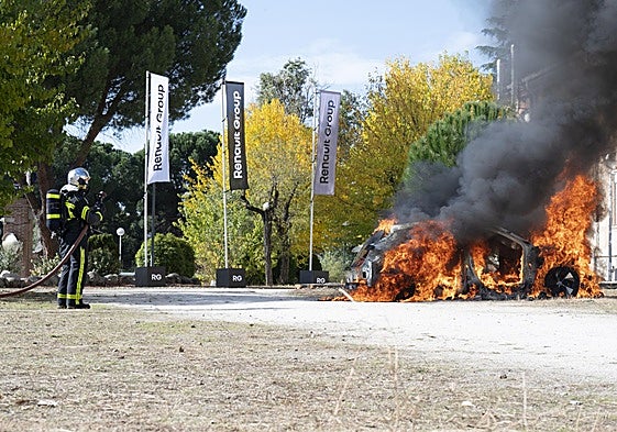 El Megane E-Tech en llamas para la demostración de seguridad